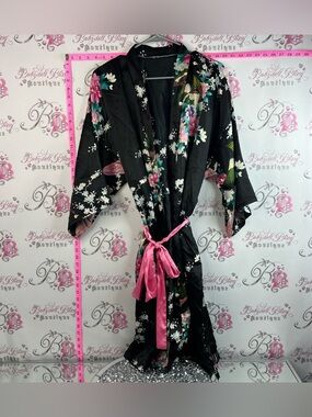 Robe kimono toe up belted pink Black Floral Satin Kimono Robe with Pink Sash